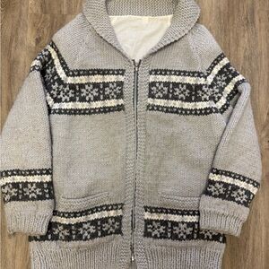 Cozy Gray Zip-Up Sweater with‎ Pattern